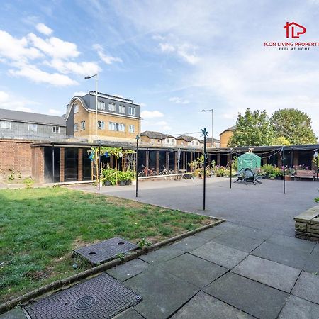 Spacious 1 Bed Flat For Contractors Leisure And Relocation Guests By Icon Living Properties Short Lets And Serviced Accommodation Barking Exterior photo