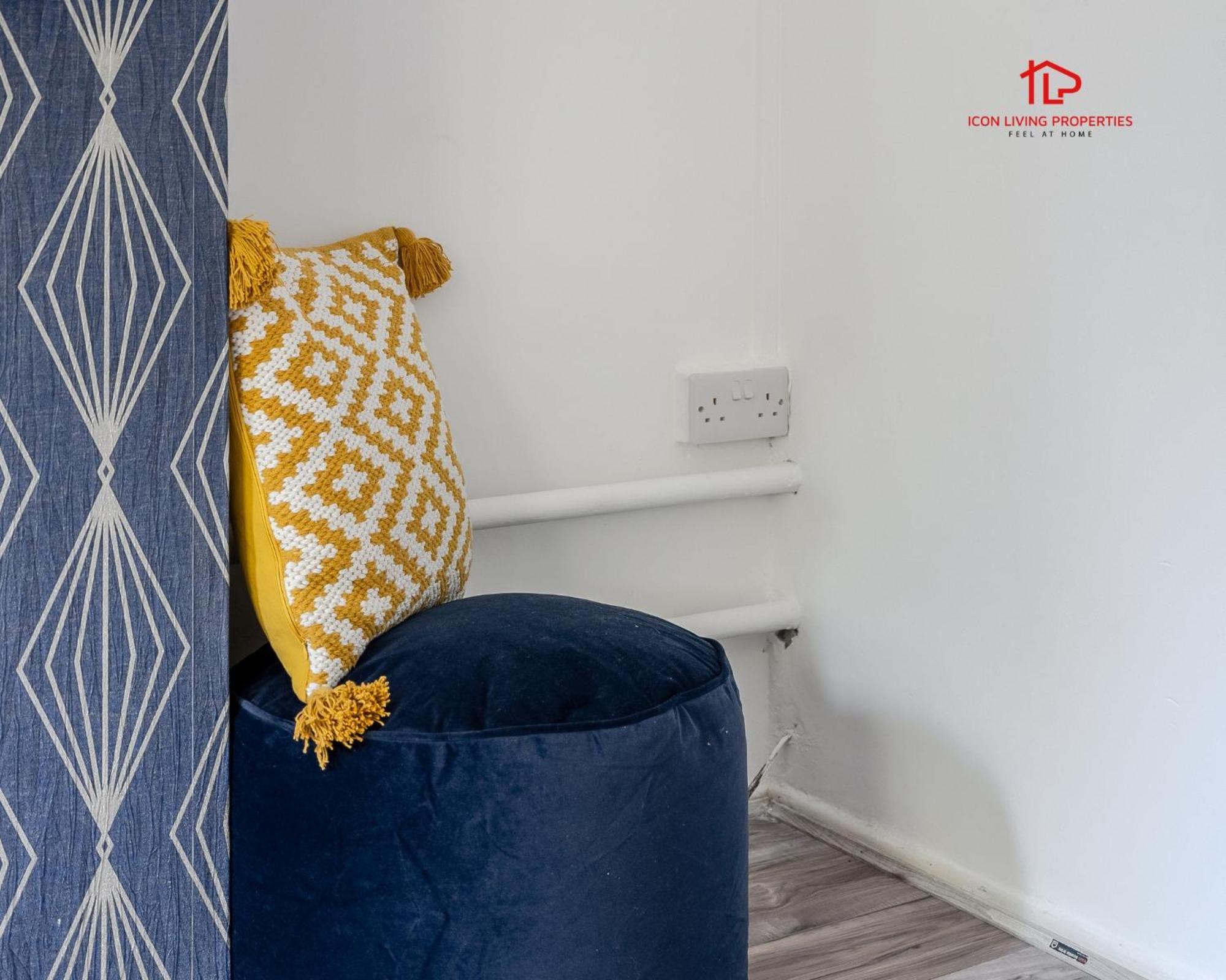 Spacious 1 Bed Flat For Contractors Leisure And Relocation Guests By Icon Living Properties Short Lets And Serviced Accommodation Barking Exterior photo