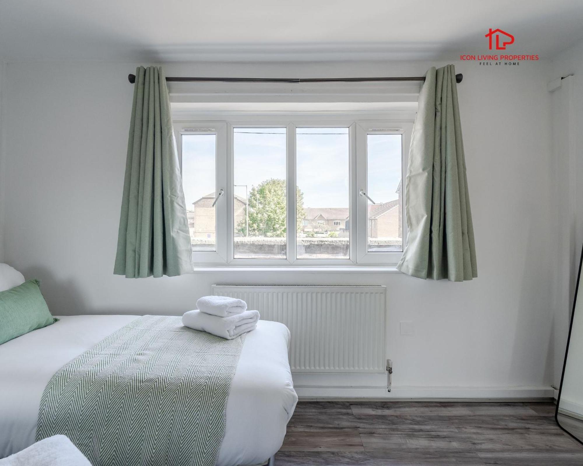 Spacious 1 Bed Flat For Contractors Leisure And Relocation Guests By Icon Living Properties Short Lets And Serviced Accommodation Barking Exterior photo