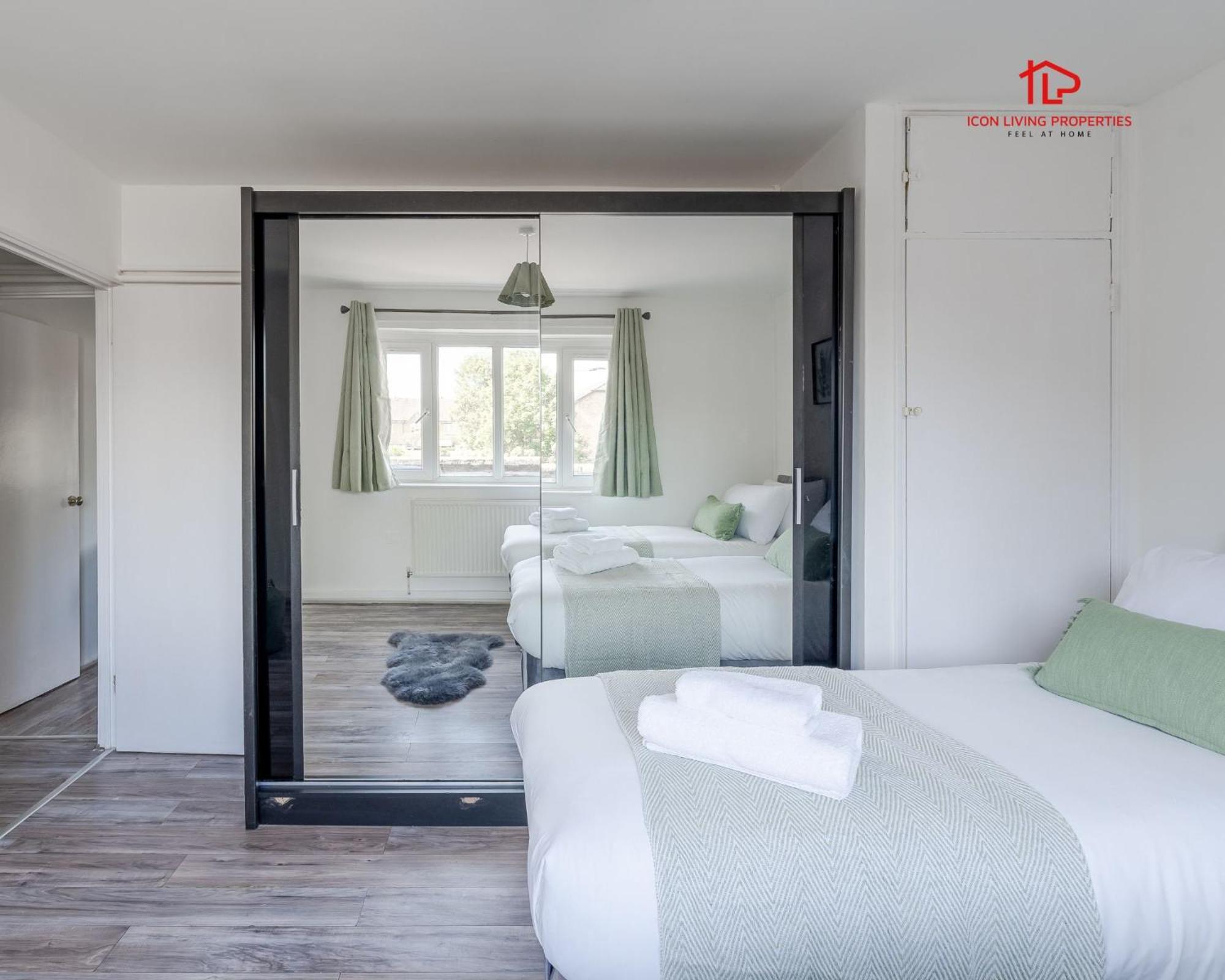 Spacious 1 Bed Flat For Contractors Leisure And Relocation Guests By Icon Living Properties Short Lets And Serviced Accommodation Barking Exterior photo